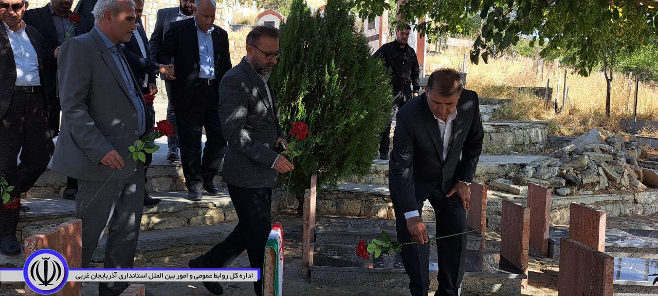 فاتحه خوانی و گل افشانی مزار شهدا بمناسبت هفته دولت